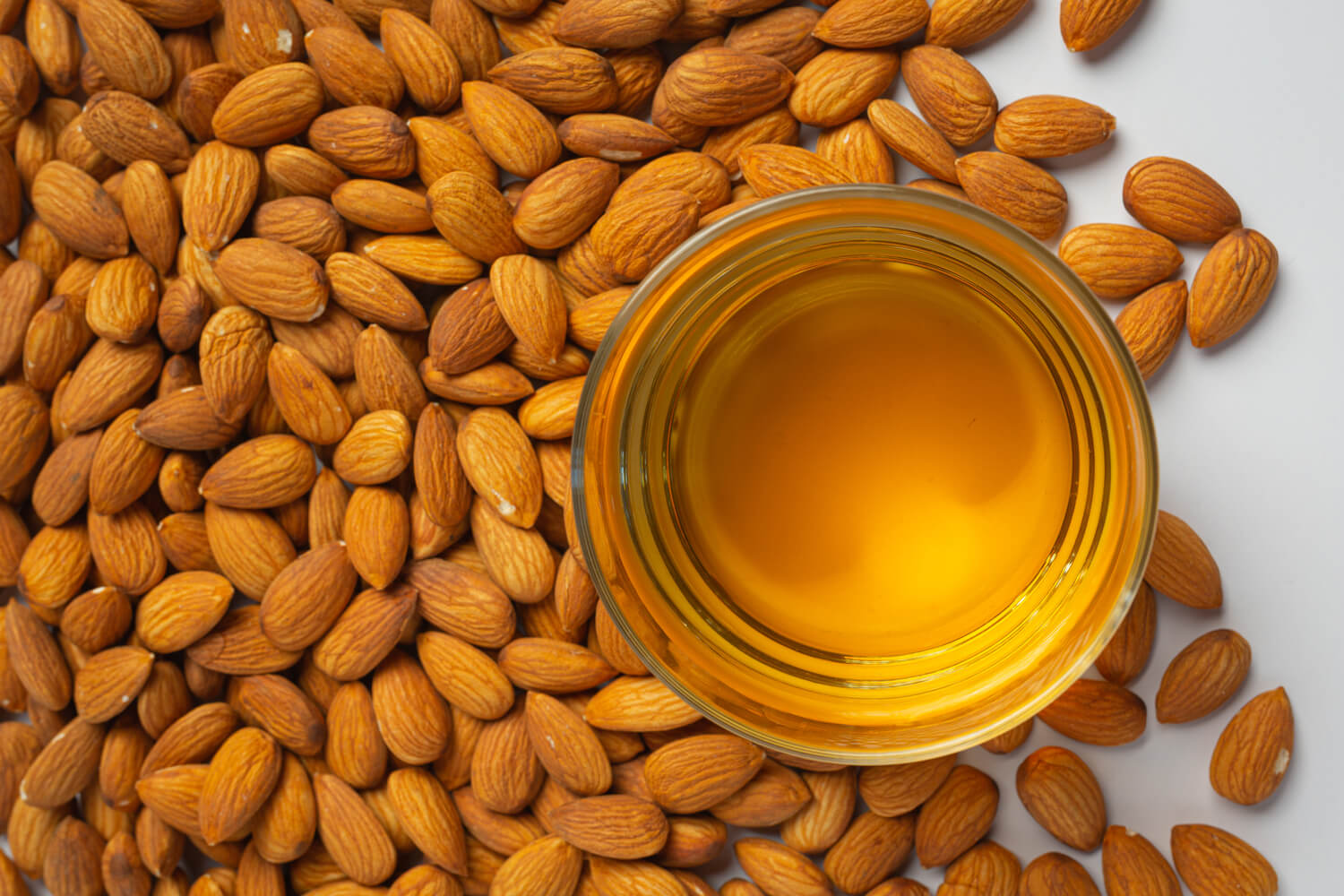 Amande avant la préparation de l'huile d'amande douce bio utilisée par Maison Soleil